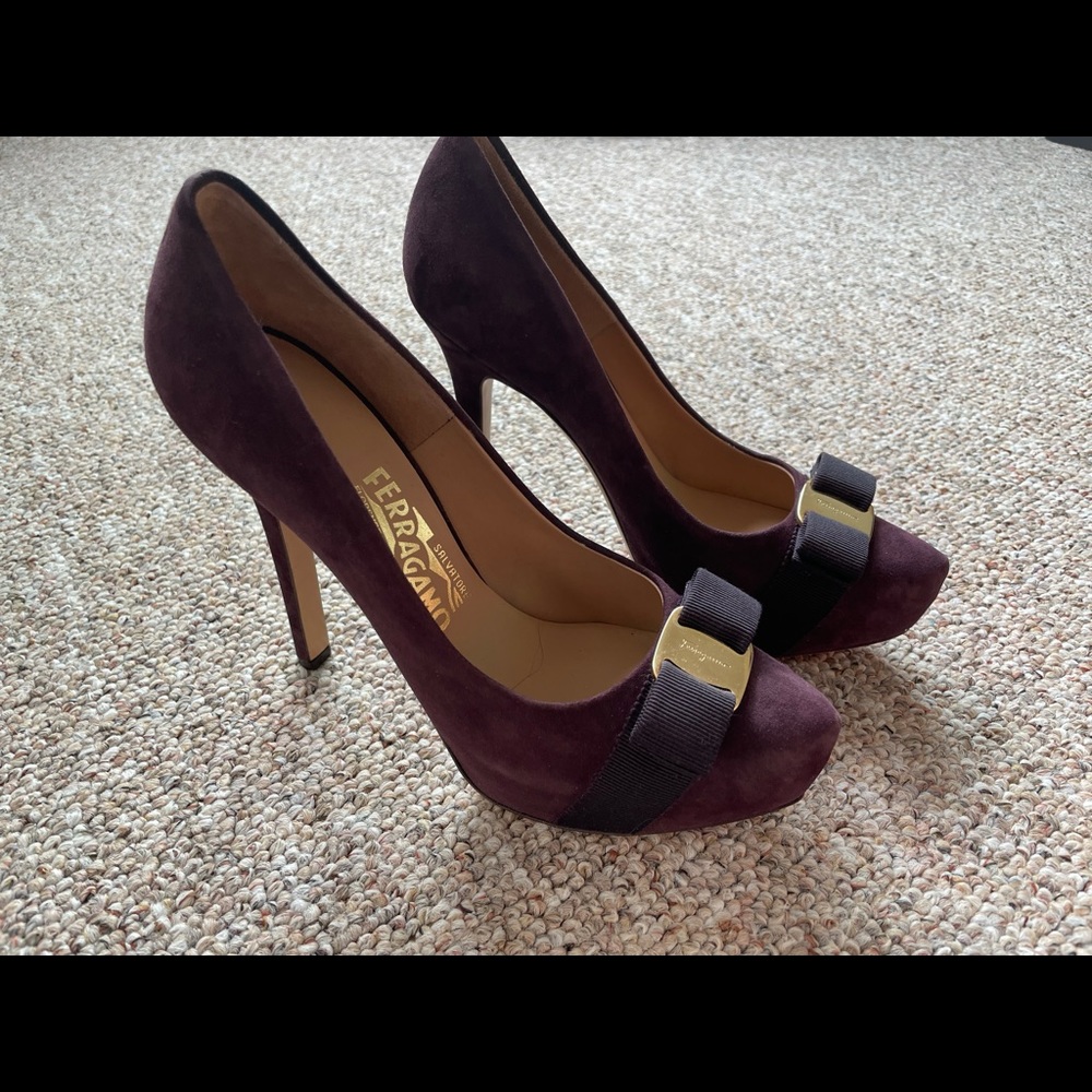 Ferragamo High Heel Suade Size 7